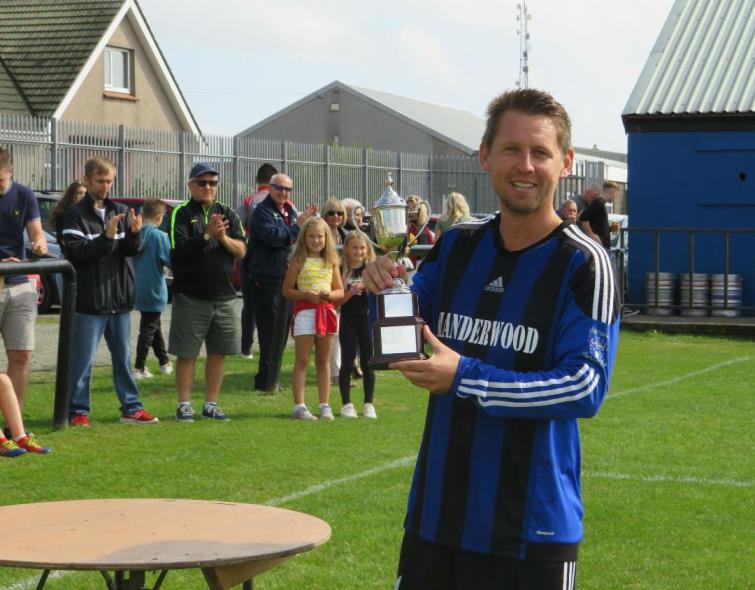 Hakin skipper Ewan Findlay receives Joe Lennon trophy