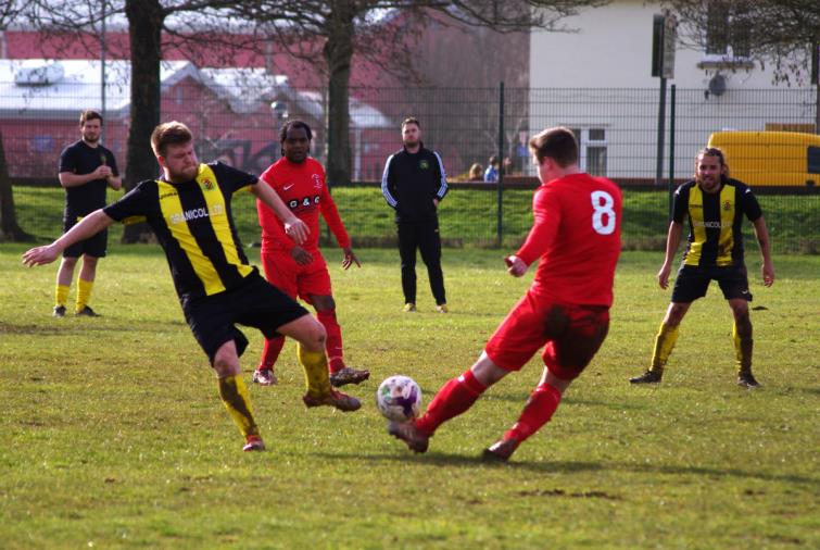 Scott Reid and Luke Phillips contest possession