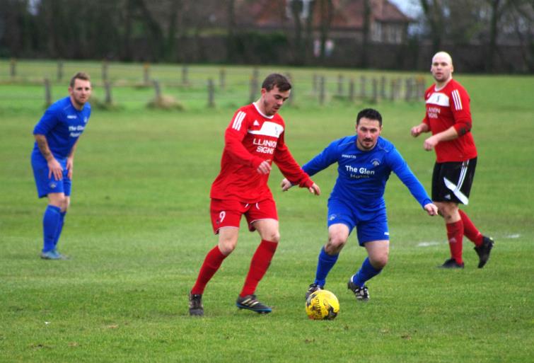 Simon Thomas closes in