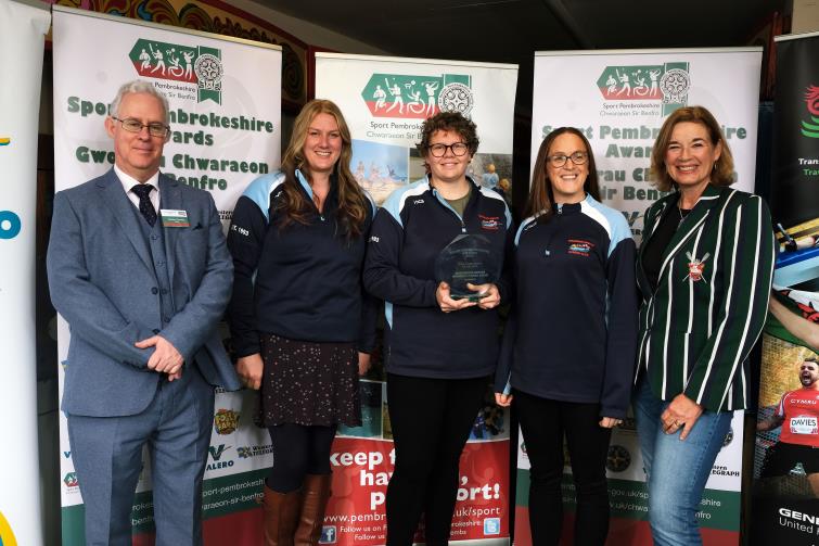 Team Achievement of the Year Pictured are winners Wiseman’s Bridge Womens Coxed Squad and Stephen Thornton of Valero.