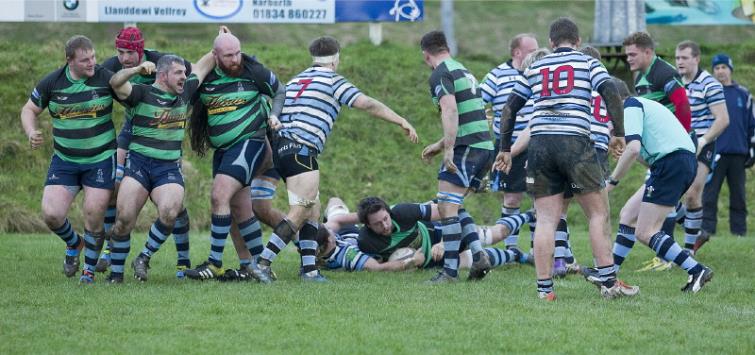Callum Tree scores a try The Otters. Picture by Elwyn Davies