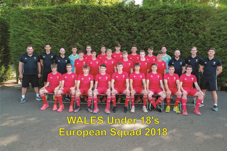 Ollie Wheeler pictured with the Wales Under 18 Hockey squad