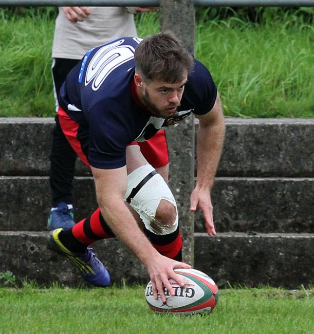 Jevon Barnes scores a try for Tenby