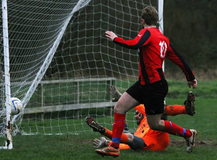 Tenby win seven-goal tussle against title chasing Merlins Bridge