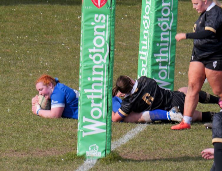 Sarah Lawrence dives over for a try
