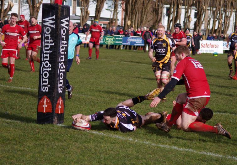 Centre Thomas Edwards grabs a try for Deri