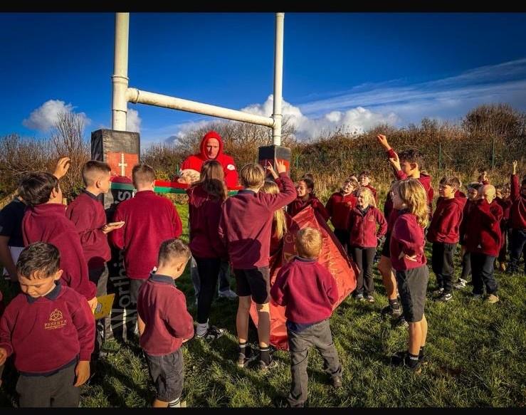 Gareth Thomas and his captive audience