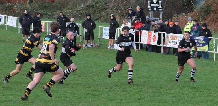 The Quins seek a try from this attack