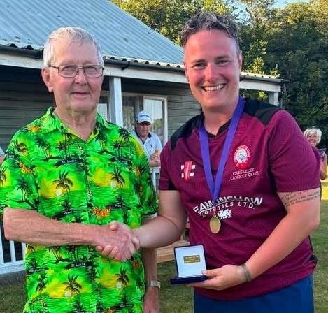  Nick Evans presents the trophy to Player of the Match Lucy Johnson
