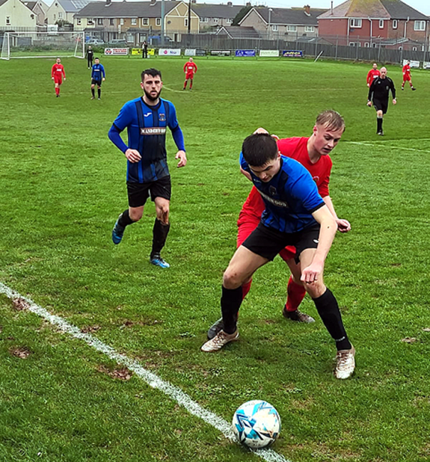 Camron Thomas strongly holds off Ben Davies. Picture Andrew Goffin
