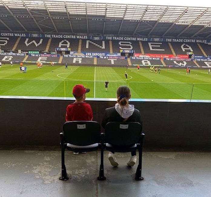 Craigs kids watch him at The Liberty