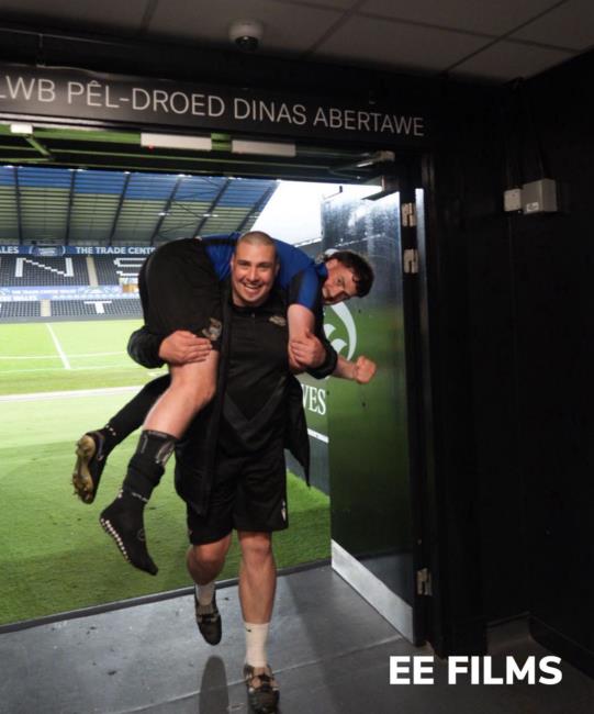 Alex Greenish carries injured Ben Aldred. Picture Ethan Ellis