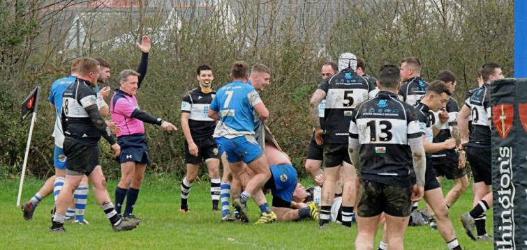 Ashley George scores The Blues  second try  