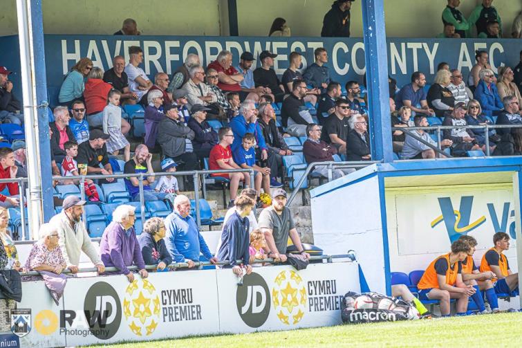 Good crowd at the Ogi Bridge Meadow Stadium
