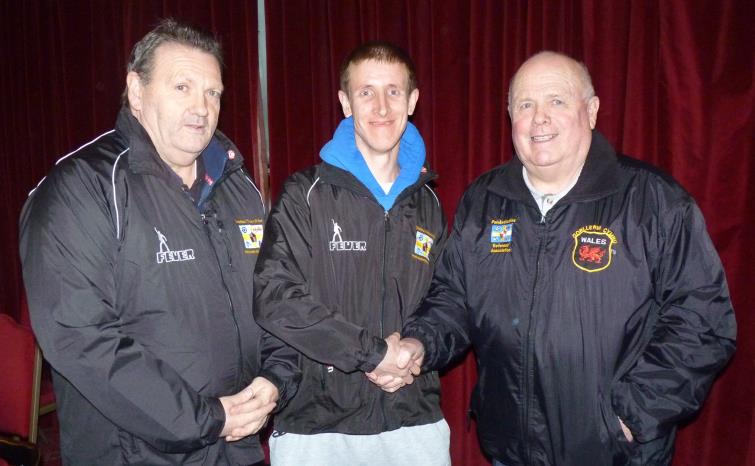 Gareth Elliott (centre) with Refs   Society chairman Chris Stapleton and president Danny Thomas