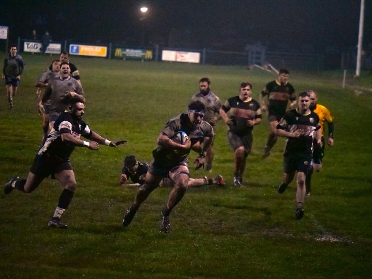  Lewis Tingay speeds over in the awful conditions
