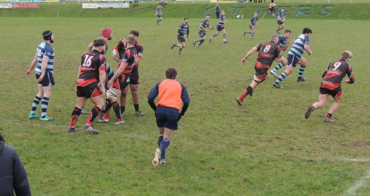 Narberth chasing the loose ball at a lineout
