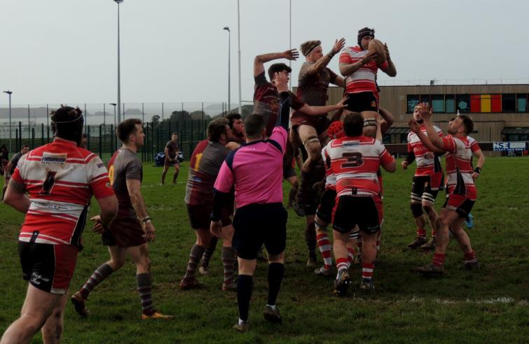 Milford Haven gather clean lineout ball