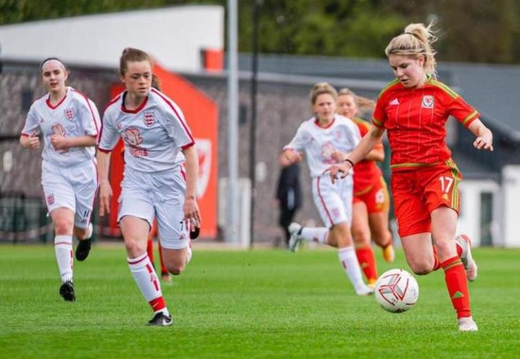 Ffion shows a neat touch