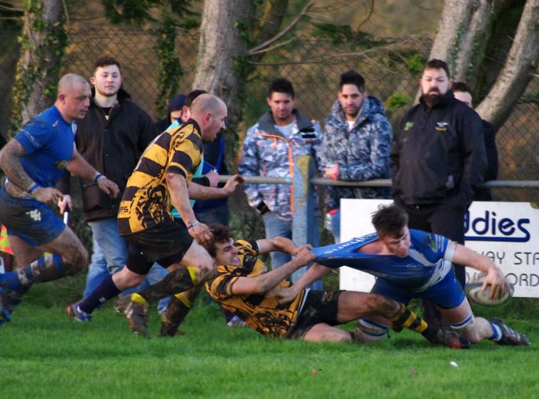 Kyle Williams stretches over for his second try