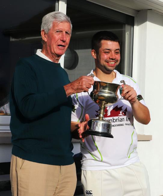 Richard Reed receives cup from Les Hastings