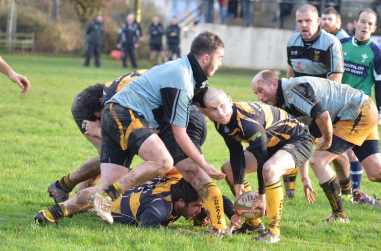 Saints scrum half ​Fraser Watson gets his pass away