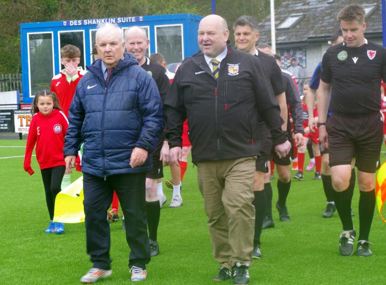 Ian Baker (league secretary) and Daisy Picton (Manderwood representative) lead out both teams