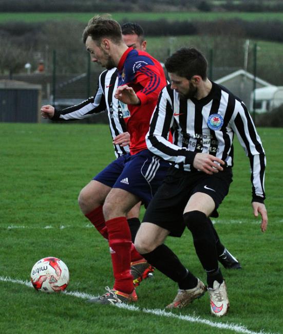 Iwan Izzard is stron in possession. Picture by Susan McKehon