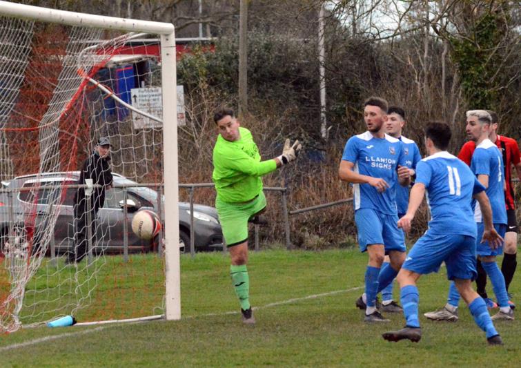Goal - Jordan Thomas header beats Stuart James to give Goodwick the lead