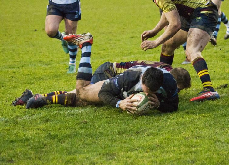 Ollie Reyland grabs a try for The Otters. Picture Elwyn Davies