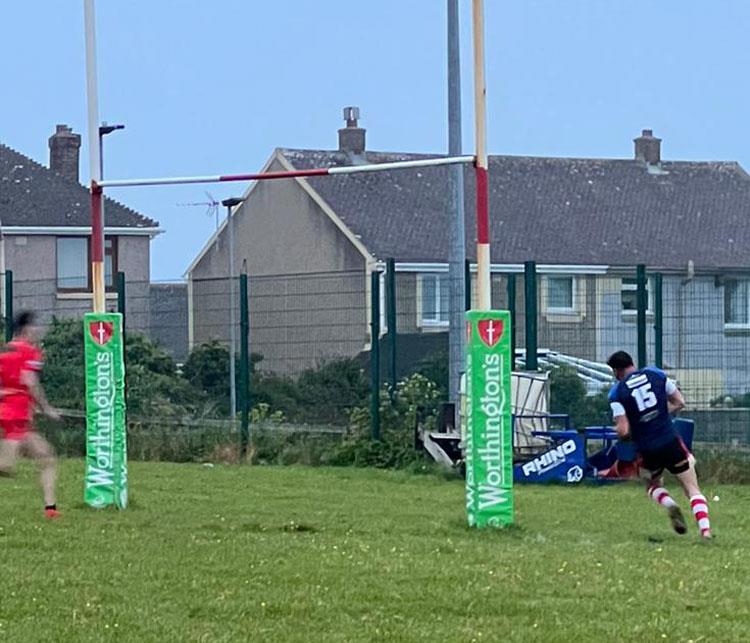 Lee Riley crosses for a try for The Mariners