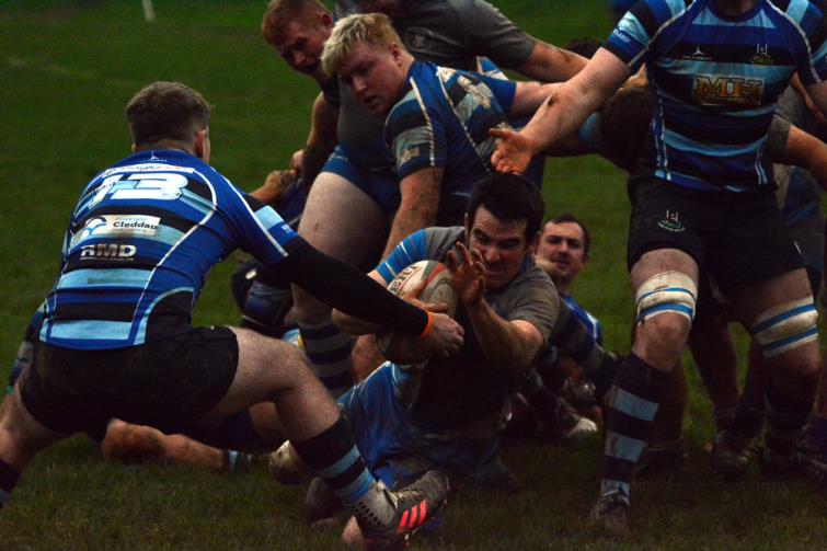 Lee Summons crashes through for a try