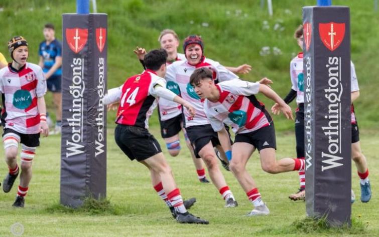 Leo scores a try