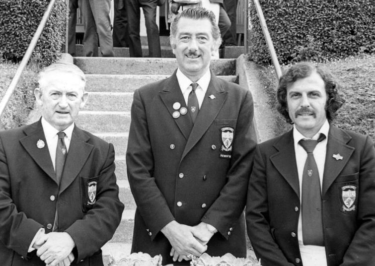 Les stands tall between  defeated finalists Jimmy Thain and Tony Cummings   