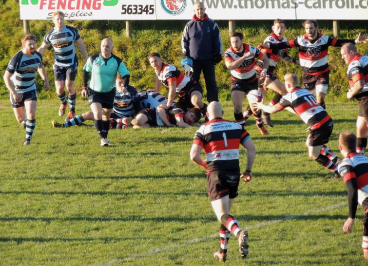 Matthew Jones sets Pontypool on the attack