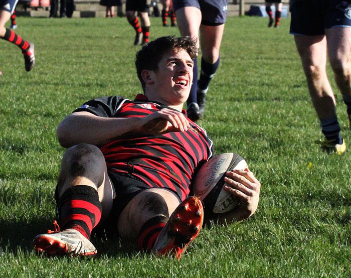 Moritz Neumann scores Tenbys first try