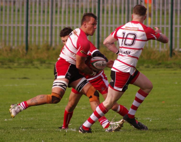 Mariners David Round passes to Jamie Lewis