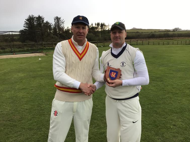 Skippers exchange mementoes