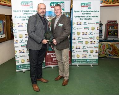 Richard receiving his Unsung Hero award from Gordon Thomas