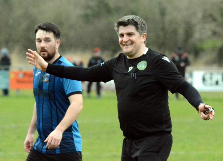 Referee Stefan Jenkins had a good game in the middle. Picture Gordon Thomas