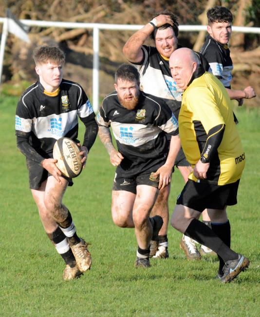 The Quins go forward well (Gordon Thomas)