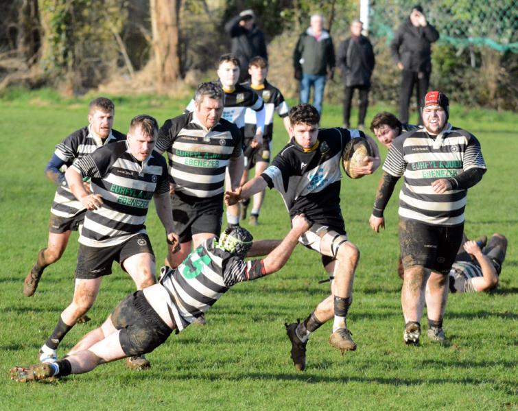 The Quins attack at pace (Gordon Thomas)