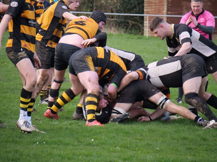 Quins held up by Wasps defence (William John)