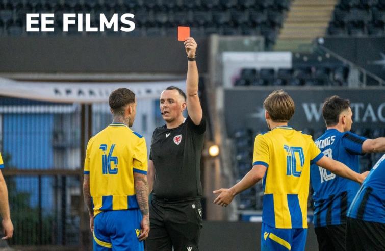 Referee Ben Williams issues a red card to Anthony Finselbach. Picture Ethan Ellis