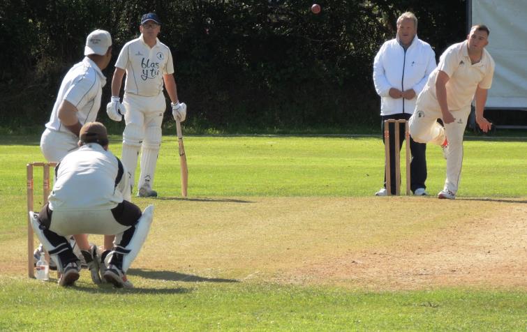 Rhys Beavis bowls