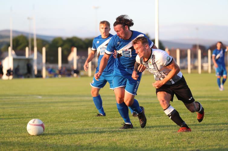 Ricky Watts is strong in defence for visitors.  Picture - Riley Sports Photography