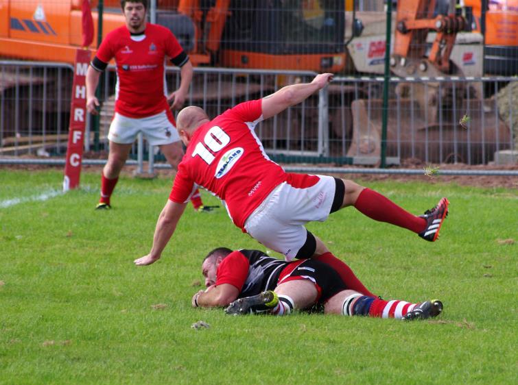 Mariners flanker Mark Wonnacott pounces for a try