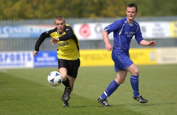 Jamie Callan keeps his eye on Nicky Woodrow in the 2007 Senior Cup Final