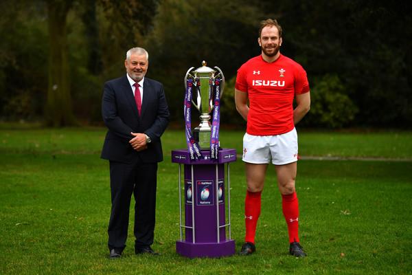 Warren Gatland and Alun Wyn Jones pose with the 6 Nations trophy