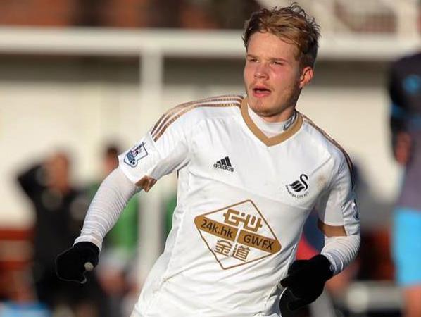 Tom’s signs up for a season with the Swans